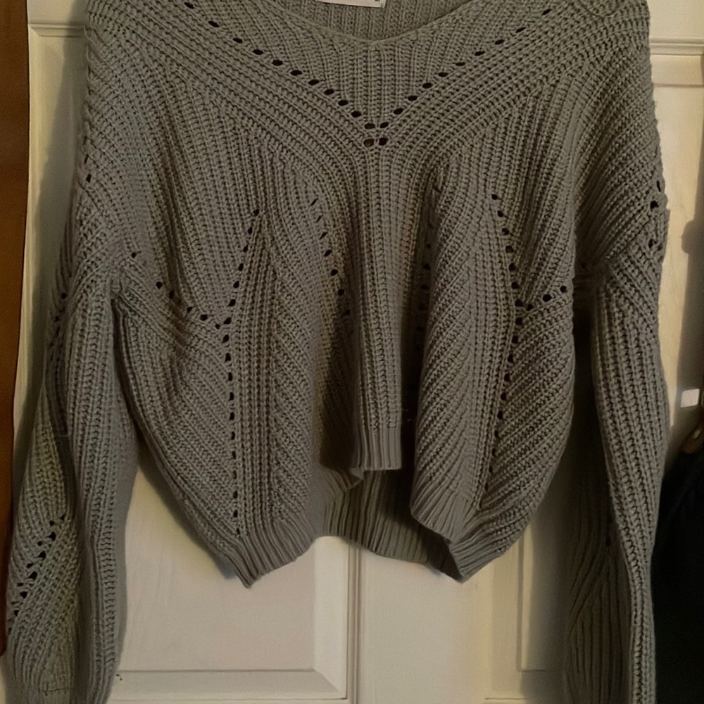 Cute sweater from moon & Madison in size medium cute greenish gray earthy color.